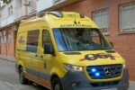 Escombros del balcón del noveno piso sobre la piscina del hotel en La Manga tras el desplome