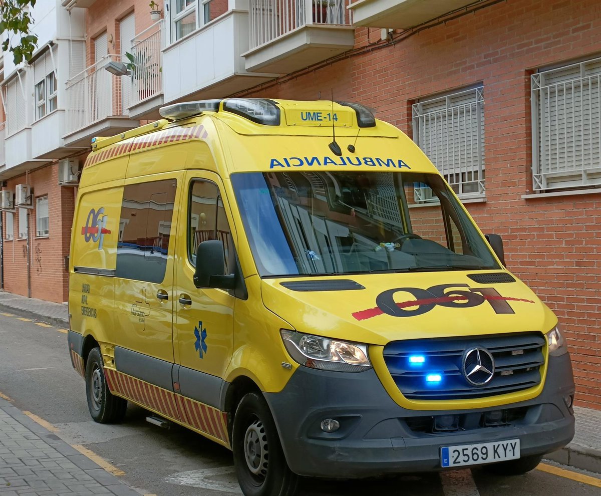 Escombros del balcón del noveno piso sobre la piscina del hotel en La Manga tras el desplome