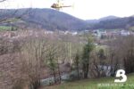 Tractor volcado en el campo asturiano de Las Regueras tras el accidente mortal