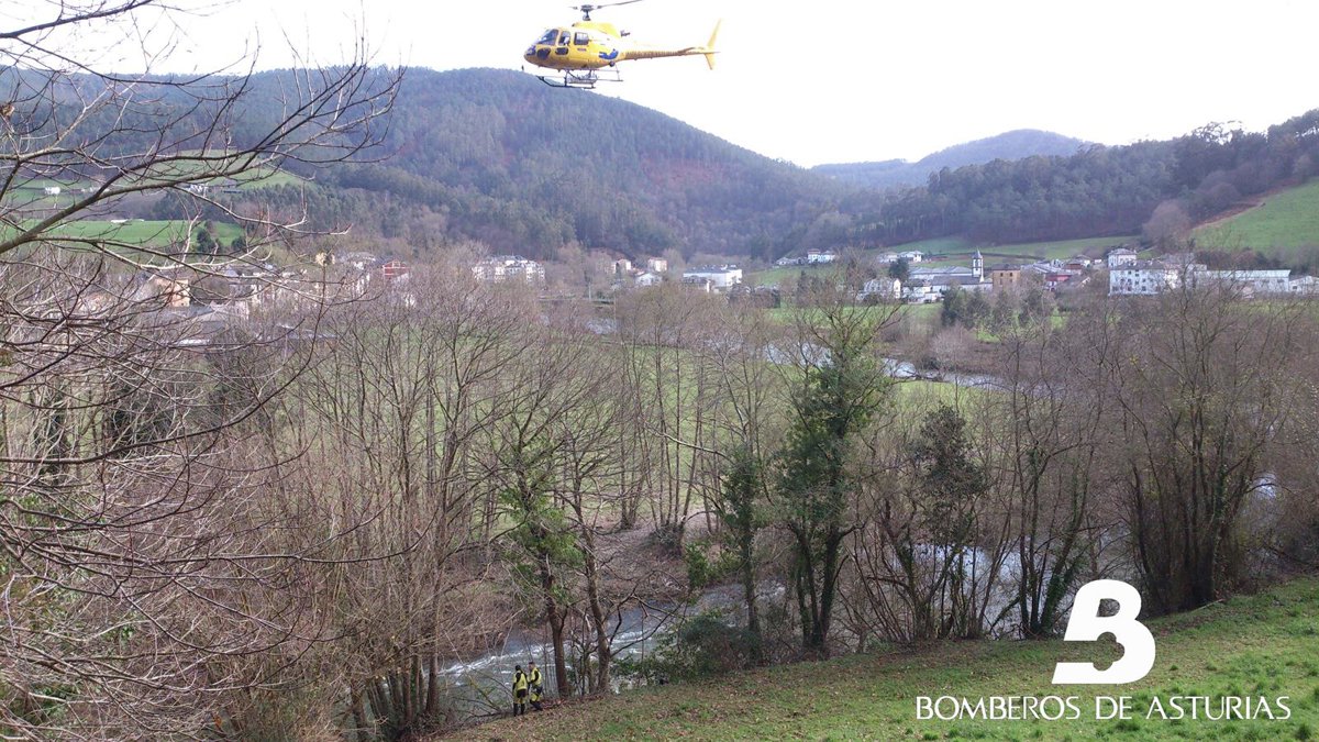 Tractor volcado en el campo asturiano de Las Regueras tras el accidente mortal