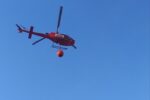 Bomberos rescatando a una persona en los acantilados de Caló des Moro con el mar embravecido de fondo