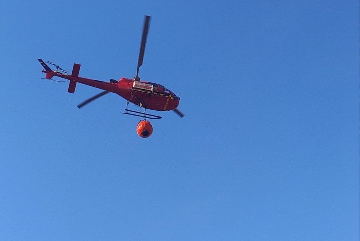 Bomberos rescatando a una persona en los acantilados de Caló des Moro con el mar embravecido de fondo