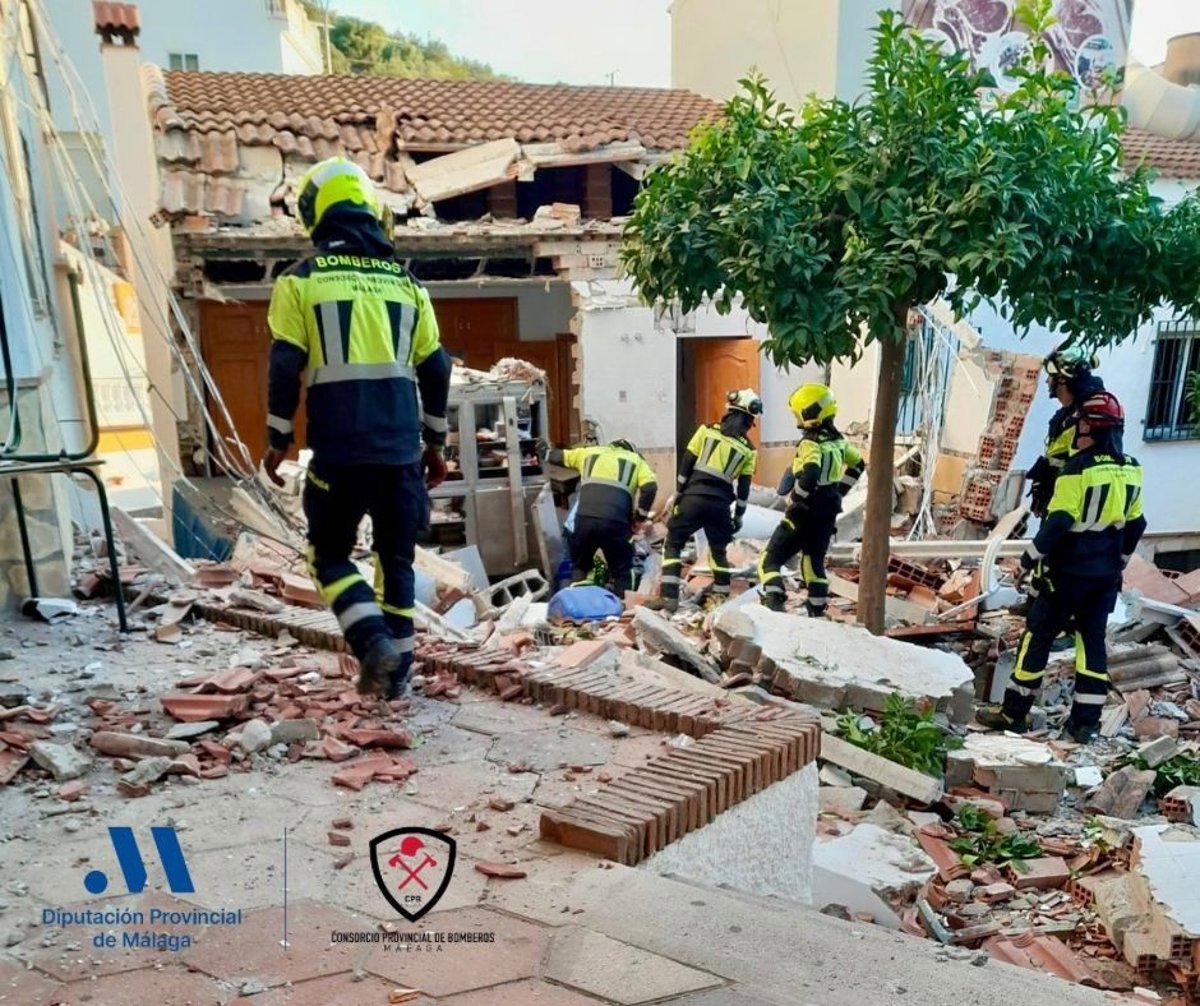 Planta superior de restaurante derrumbada tras explosión de bombona en plaza de Sayalonga