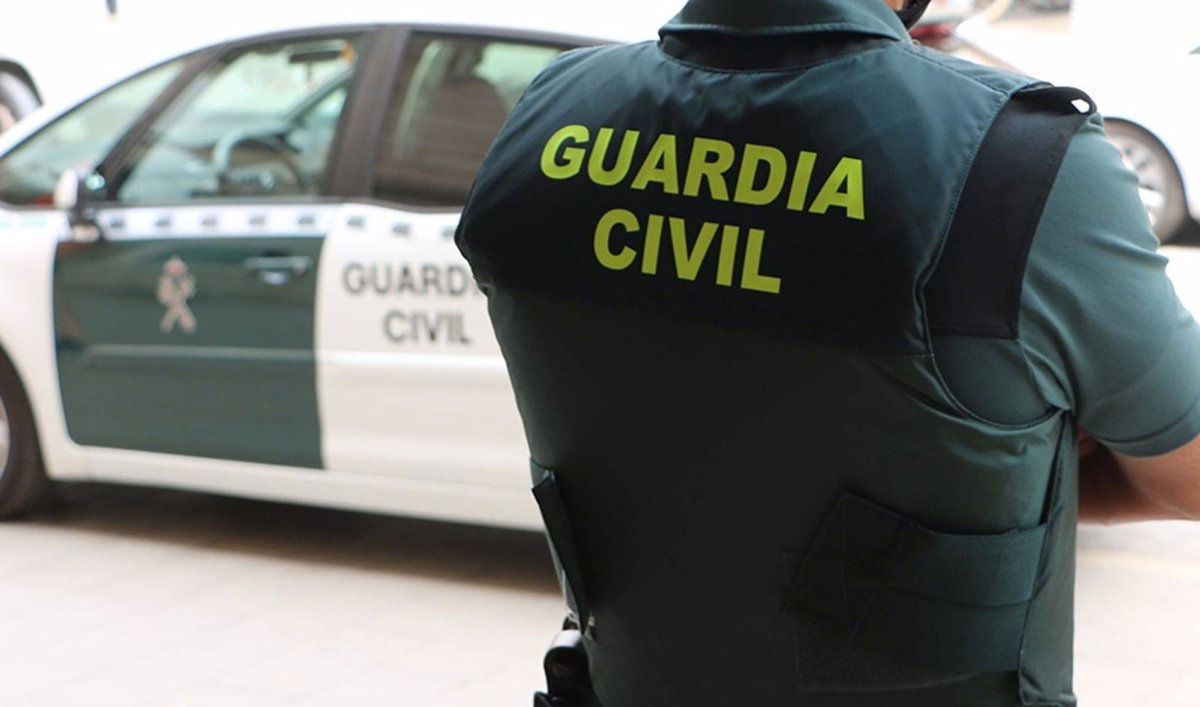 Anciano con cuchillo tras cristal roto en su casa de Cangas del Narcea, símbolo de crisis de salud mental