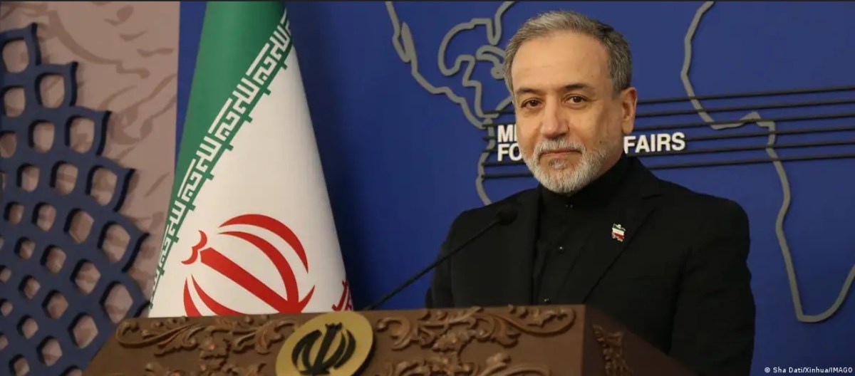 Abbas Araqchi en una reunión diplomática con el memorando de Islamabad sobre la mesa y tensiones visibles en el ambiente