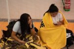 Los miles de evacuados que duermen en centros deportivos y plazas de toros por los voraces incendios en España y Francia