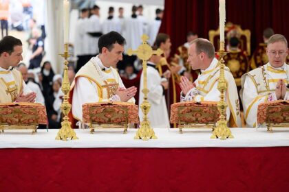 Obispo Alfonso de Galarreta durante la consagración obispal considerada cismática por el Vaticano