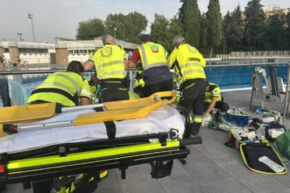 Rescatan a un hombre de 63 años que sufría un ahogamiento en una piscina municipal de Usera