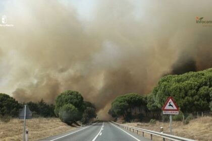 El incendio de Almorox (Toledo), que llega a nivel 2, obliga a confinar una urbanización y a confinar otra