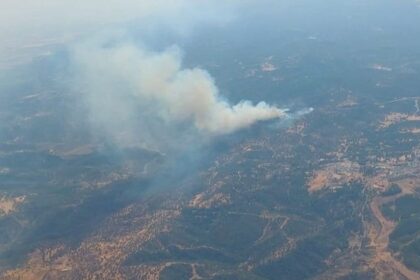 Cortada la N-432a y un carril de la N-432 por el incendio forestal en Cerro Muriano (Córdoba)