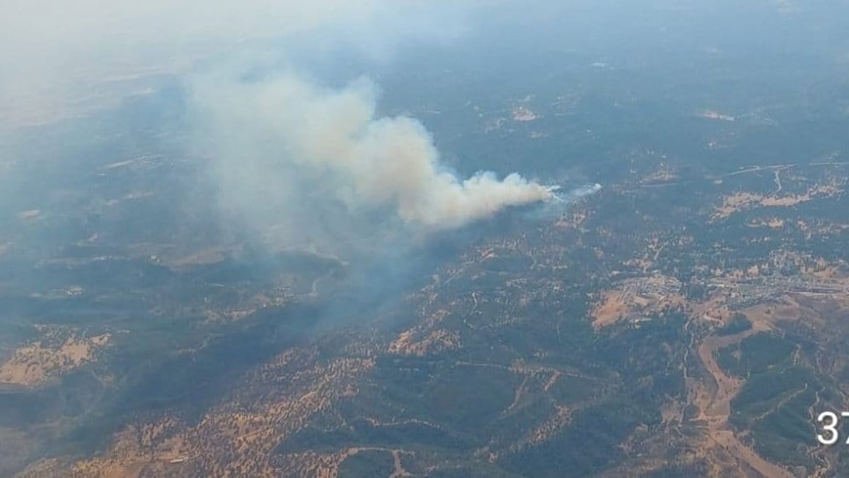Cortada la N-432a y un carril de la N-432 por el incendio forestal en Cerro Muriano (Córdoba)