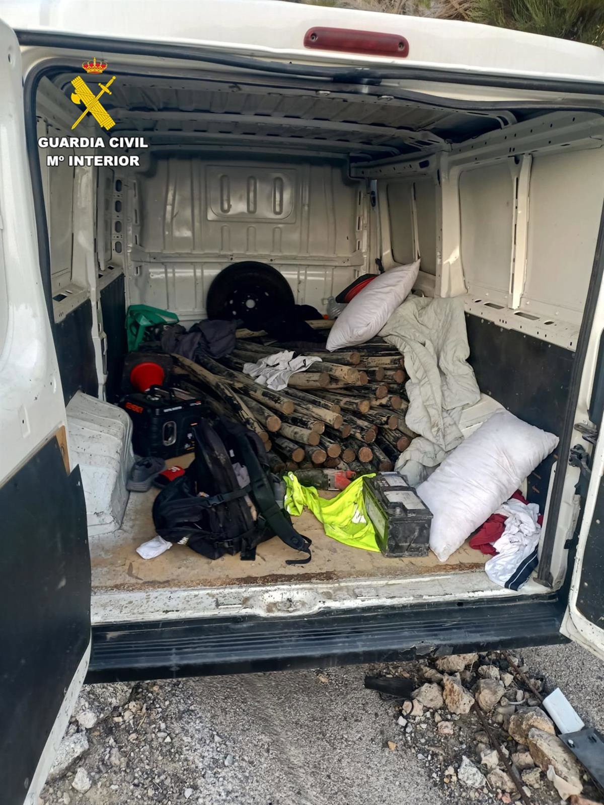 Tres detenidos en Granada tras intentar recuperar cobre de una furgoneta accidentada en la A-92